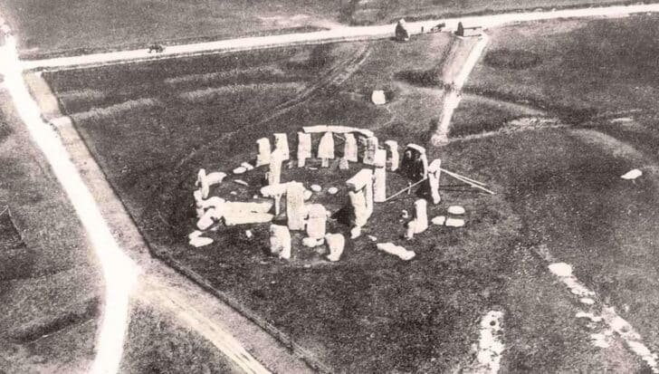 Aerial view of Stonehenge from 1906 showing the circular arrangement of stones on a grassy area